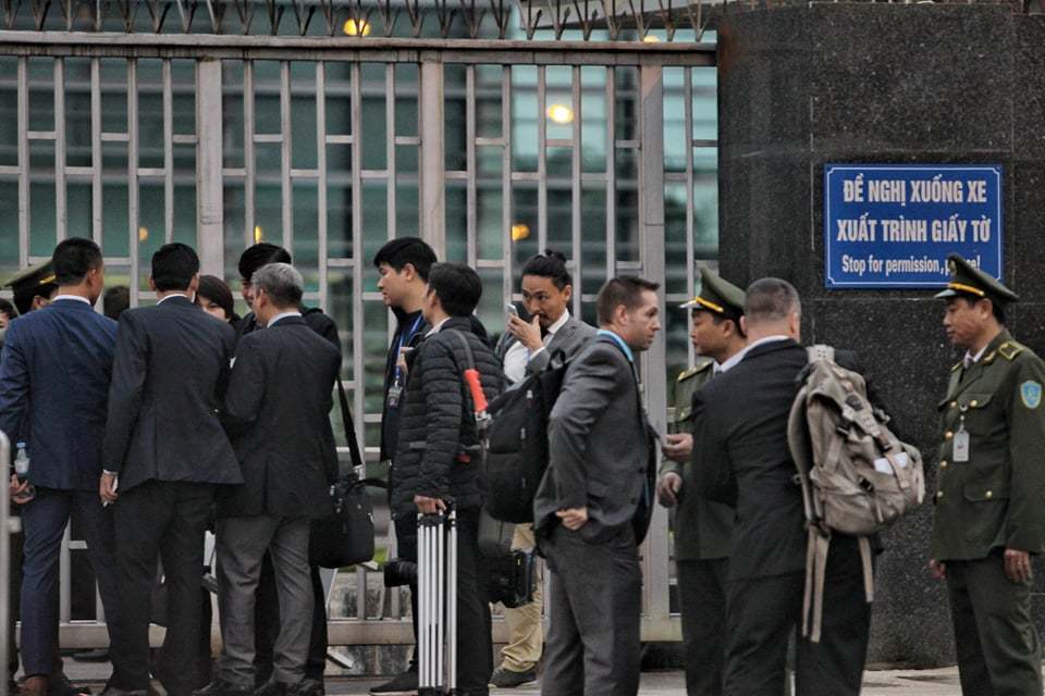 Mật vụ Mỹ đưa chó nghiệp vụ đến Nội Bài trước giờ đón Tổng thống Trump-9