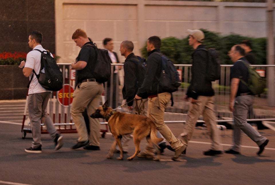 Mật vụ Mỹ đưa chó nghiệp vụ đến Nội Bài trước giờ đón Tổng thống Trump-11