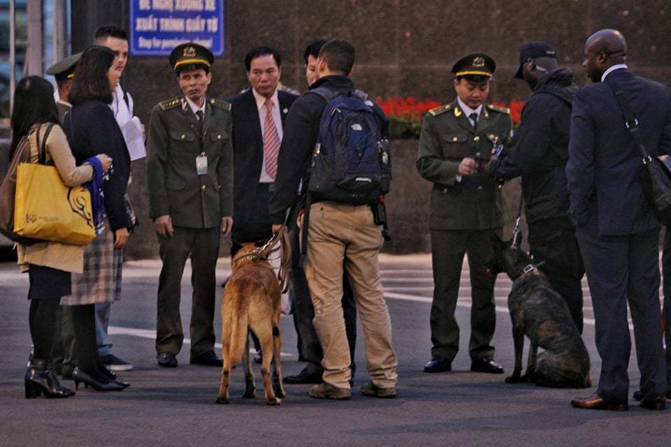 Mật vụ Mỹ đưa chó nghiệp vụ đến Nội Bài trước giờ đón Tổng thống Trump-12