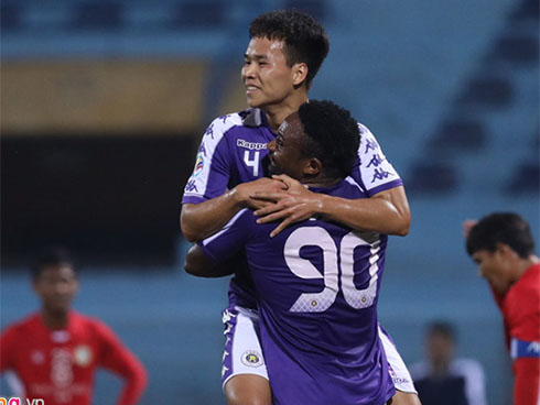 Cầu thủ Hải Phòng suýt dính pháo sáng khi ăn mừng bàn thắng-13