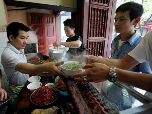 Cô chủ quán thịt lợn vừa xinh vừa sexy trên núi Alishan khiến du khách nườm nượp rủ nhau đến xem mặt-7