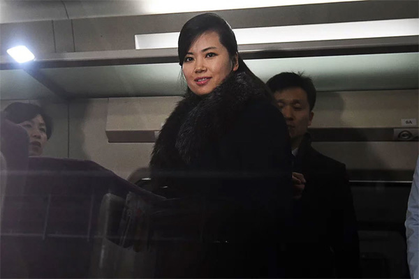 Vẻ đẹp nữ ca sĩ tháp tùng ông Kim Jong Un đến Hà Nội-6