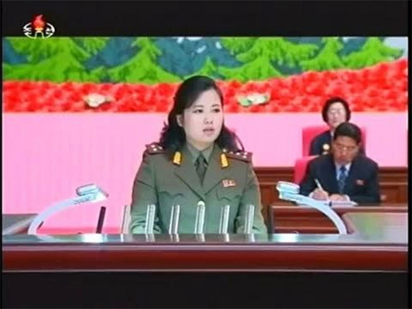 Vẻ đẹp nữ ca sĩ tháp tùng ông Kim Jong Un đến Hà Nội-7