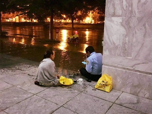 Giản dị một tình yêu dưới chân Sài Gòn ngày giông bão: Chồng làm bảo vệ được vợ đội mưa mang đến cho bữa cơm ấm lòng