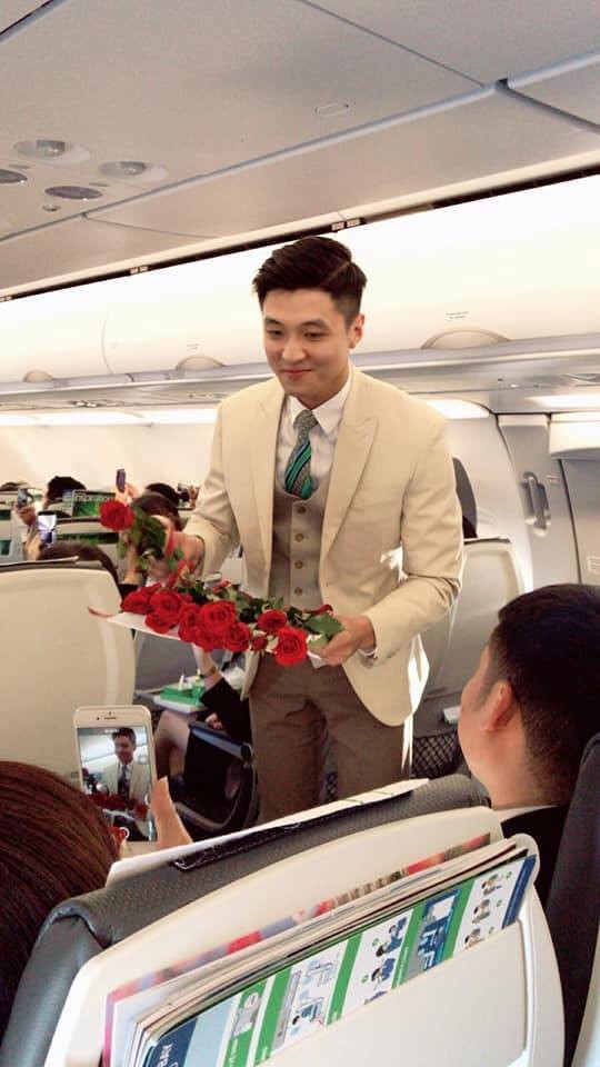 Nam tiếp viên hàng không đẹp trai như nam thần bất ngờ nổi tiếng sau bức ảnh bị hành khách chụp lén trên máy bay-1