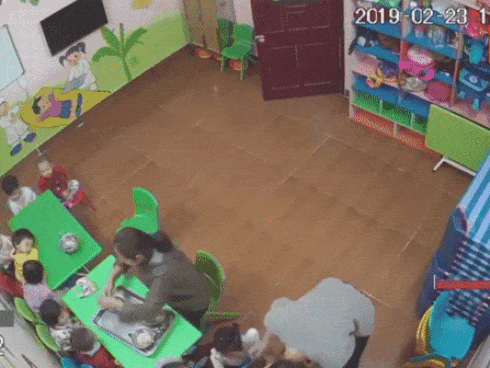 Không chịu ăn, bé mầm non bị cô giáo lôi ra góc tát liên tục