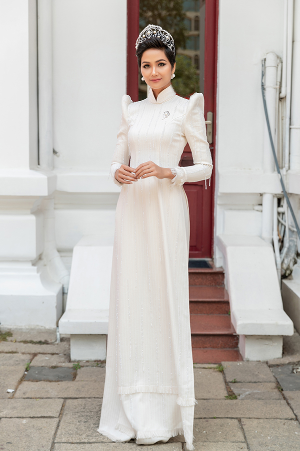 HHen Niê diện áo dài trắng thanh lịch quảng bá quốc tế trong lễ hội áo dài-1