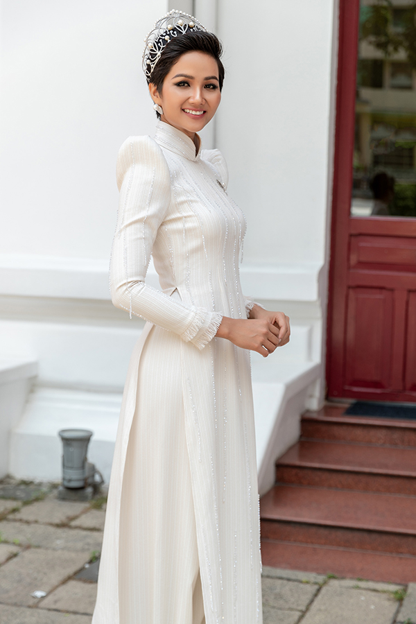 HHen Niê diện áo dài trắng thanh lịch quảng bá quốc tế trong lễ hội áo dài-5