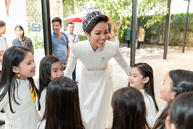 HHen Niê diện áo dài trắng thanh lịch quảng bá quốc tế trong lễ hội áo dài-9