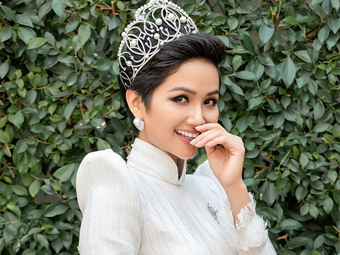 Ý nghĩa sợi dây chuyền vàng Hhen Niê tặng mẹ 8/3 khiến dân mạng xúc động-8