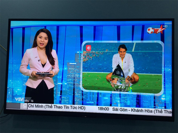 BTV truyền hình Việt gây sốc với trang phục quá gợi cảm khi dẫn chương trình-1