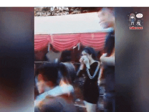 Khóc nức nở trong đám cưới chị gái, cô gái bị hiểu nhầm thành người yêu 9 năm phản bội lấy người khác