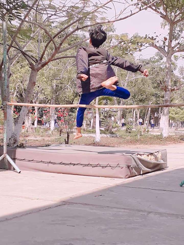 Những hình ảnh cười ra nước mắt của các con dân sợ Thể dục: Cả thanh xuân chỉ dùng để... nhảy xà-1