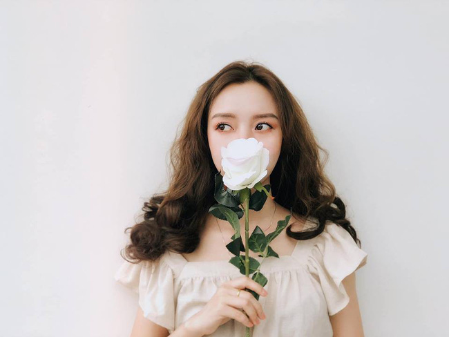 Dân mạng phát sốt với loạt ảnh lung linh cô gái bên hoa hồng trắng nhưng cảnh hậu trường mới thật sự thú vị-3