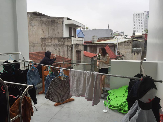 Dân mạng phát sốt với loạt ảnh lung linh cô gái bên hoa hồng trắng nhưng cảnh hậu trường mới thật sự thú vị-4