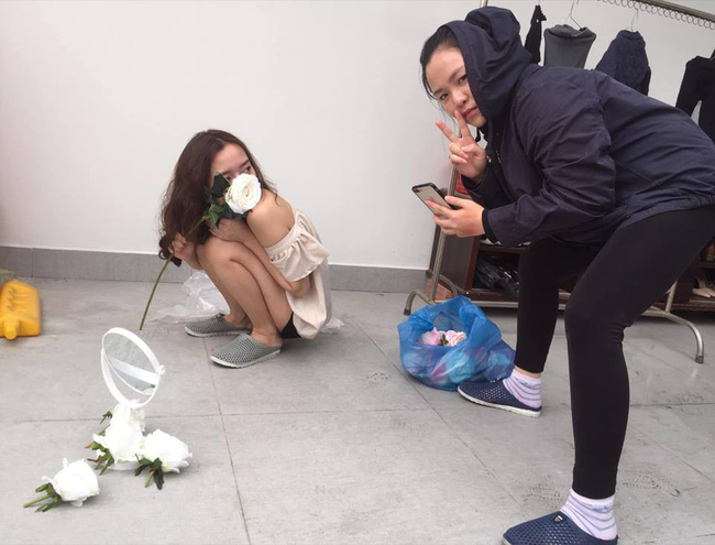 Dân mạng phát sốt với loạt ảnh lung linh cô gái bên hoa hồng trắng nhưng cảnh hậu trường mới thật sự thú vị-5