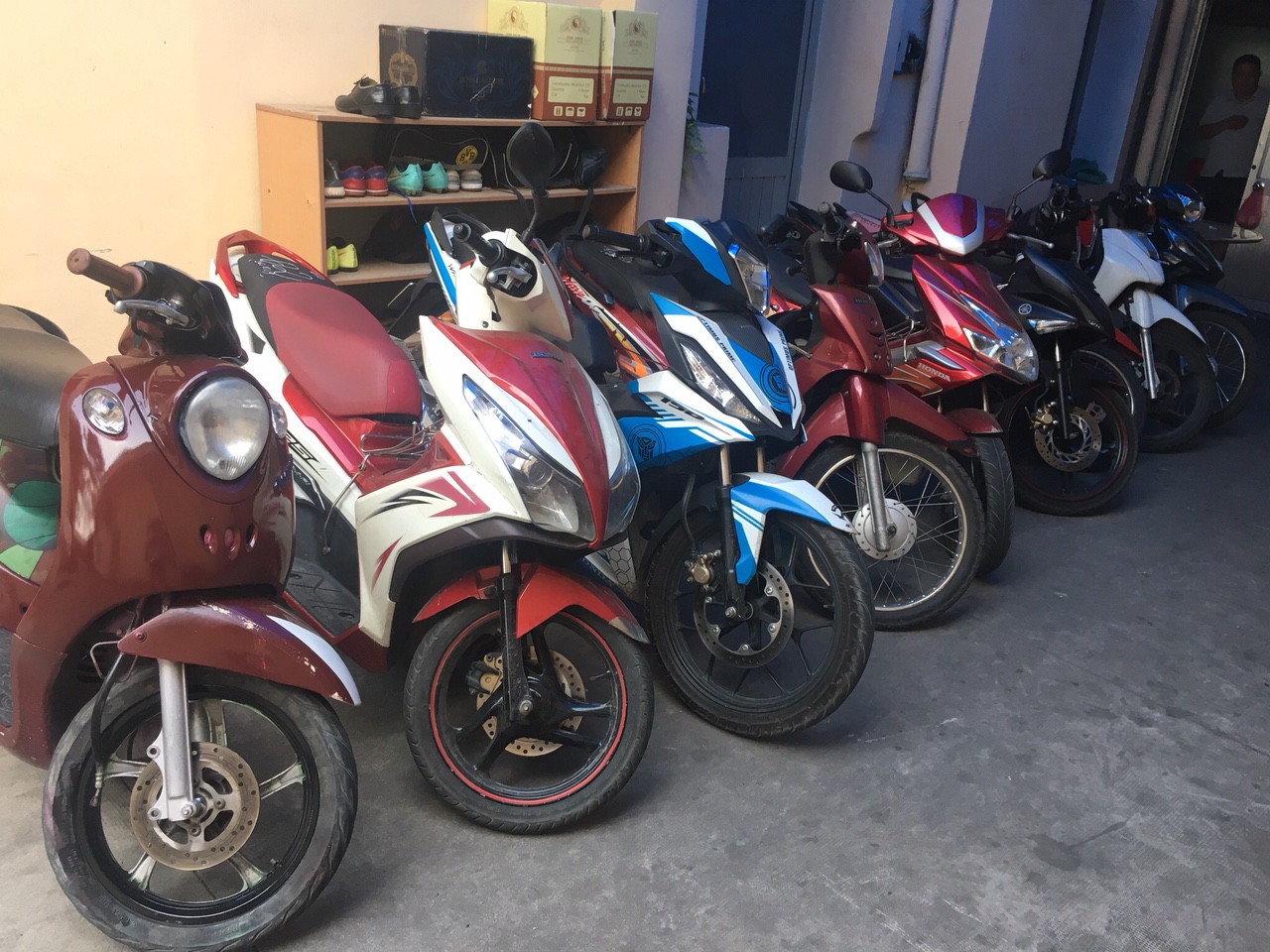 Bắt băng nhóm chuyên dùng vợ/bạn gái dụ quý ông vào nhà trọ mua dâm rồi trộm cắp tài sản-2