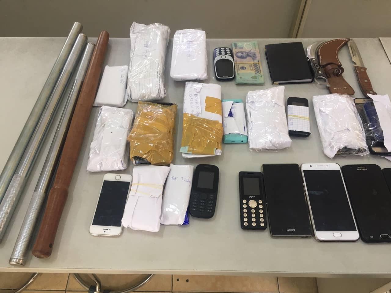 Bắt băng nhóm chuyên dùng vợ/bạn gái dụ quý ông vào nhà trọ mua dâm rồi trộm cắp tài sản-3