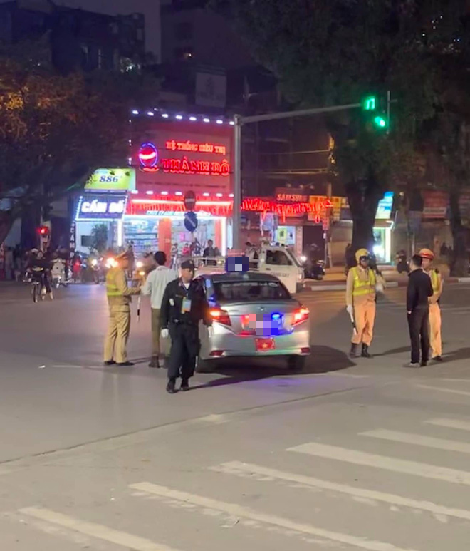 Clip chiếc xe taxi chạy lạc vào đoàn xe ưu tiên phục vụ Hội nghị thượng đỉnh Mỹ - Triều gây xôn xao-1