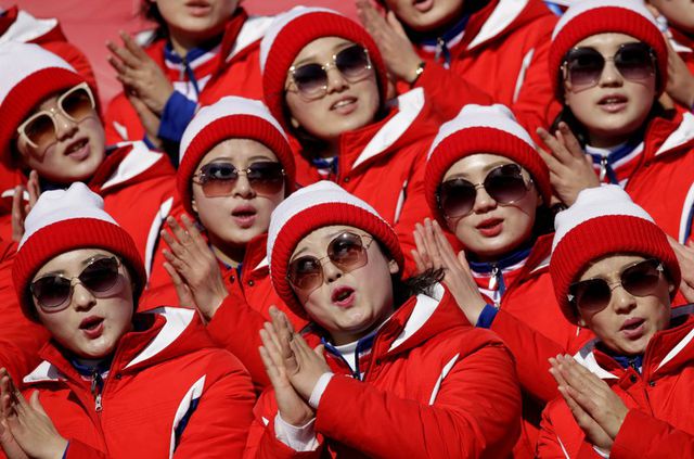 Vẻ đẹp thuần khiết của những nữ CĐV Triều Tiên-1