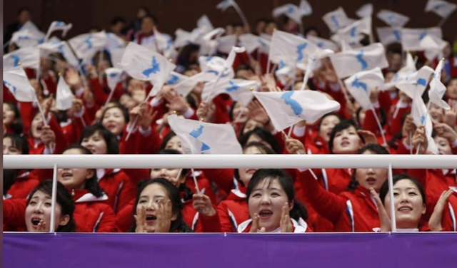 Vẻ đẹp thuần khiết của những nữ CĐV Triều Tiên-4