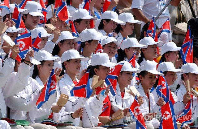 Vẻ đẹp thuần khiết của những nữ CĐV Triều Tiên-8