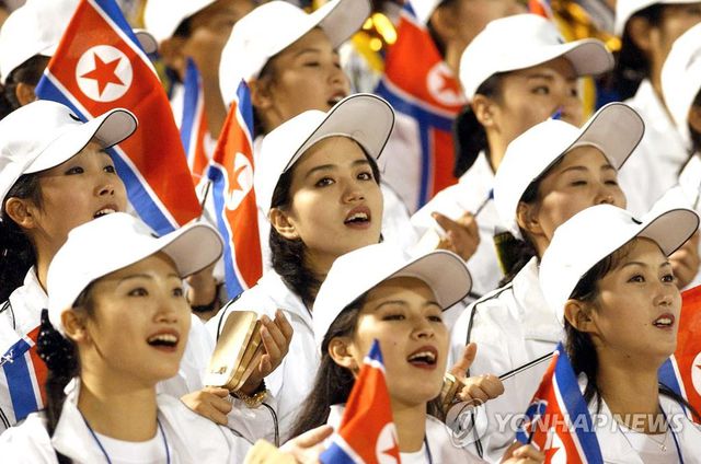 Vẻ đẹp thuần khiết của những nữ CĐV Triều Tiên-5