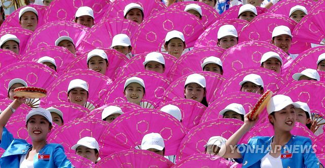 Vẻ đẹp thuần khiết của những nữ CĐV Triều Tiên-6