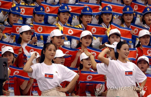 Vẻ đẹp thuần khiết của những nữ CĐV Triều Tiên-7