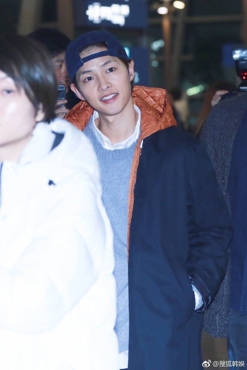 Đây là biểu cảm của Song Joong Ki một ngày trước khi dính tin đồn ly hôn Song Hye Kyo vì ngoại tình-4