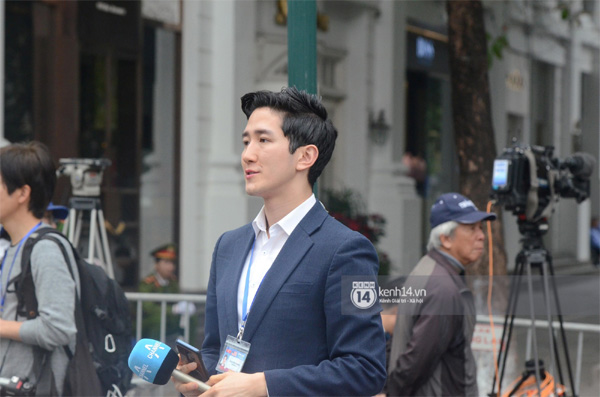 Nhiều chị em công sở bủa vây, tranh nhau chụp ảnh cùng nam phóng viên Hàn Quốc điển trai trên phố Hà Nội-2