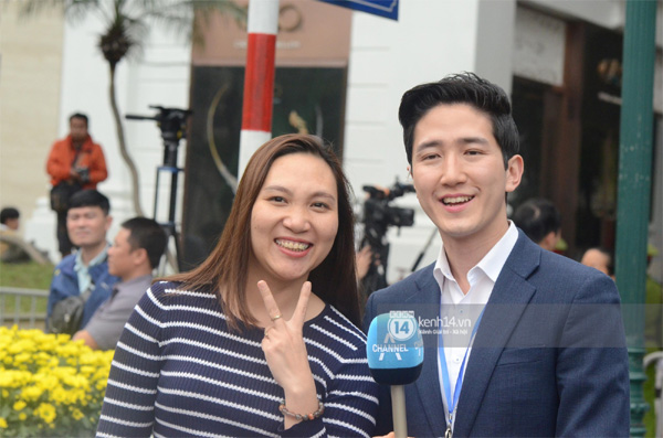 Nhiều chị em công sở bủa vây, tranh nhau chụp ảnh cùng nam phóng viên Hàn Quốc điển trai trên phố Hà Nội-5