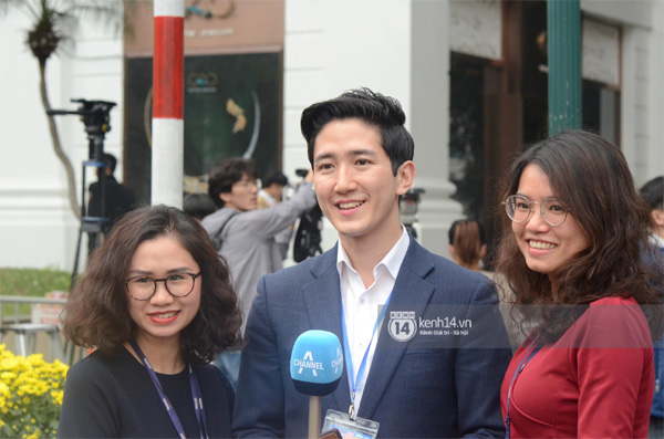 Nhiều chị em công sở bủa vây, tranh nhau chụp ảnh cùng nam phóng viên Hàn Quốc điển trai trên phố Hà Nội-7