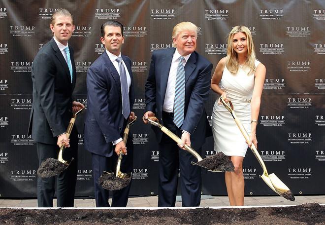 Bố là tỷ phú trước khi làm Tổng thống, con trai Donald Trump vẫn cắt cỏ, nhặt gạch kiếm tiền-3