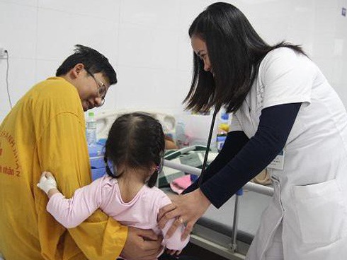 Cảnh báo 3 sai lầm khiến bệnh cúm dễ biến chứng nguy hiểm cha mẹ hay mắc khi chăm sóc con-1