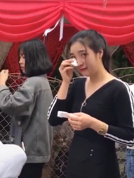 Clip cô gái xinh đẹp bật khóc giữa đám cưới của người yêu 9 năm gây sốt, nhưng sự thật rất sốc-1