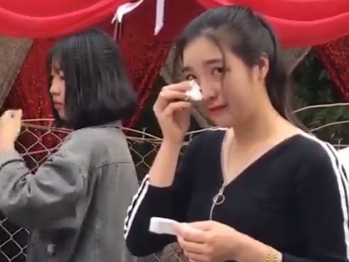 Clip cô gái xinh đẹp bật khóc giữa đám cưới của người yêu 9 năm gây sốt, nhưng sự thật rất sốc