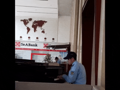 Chàng bảo vệ phiêu bên chiếc đàn piano: Khí chất con người không nằm ở trang phục hay nghề nghiệp