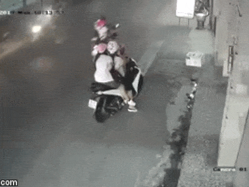 Dừng xe bên đường nghe điện thoại, người phụ nữ đẩy 2 đứa trẻ vào nguy hiểm - xem mà giận