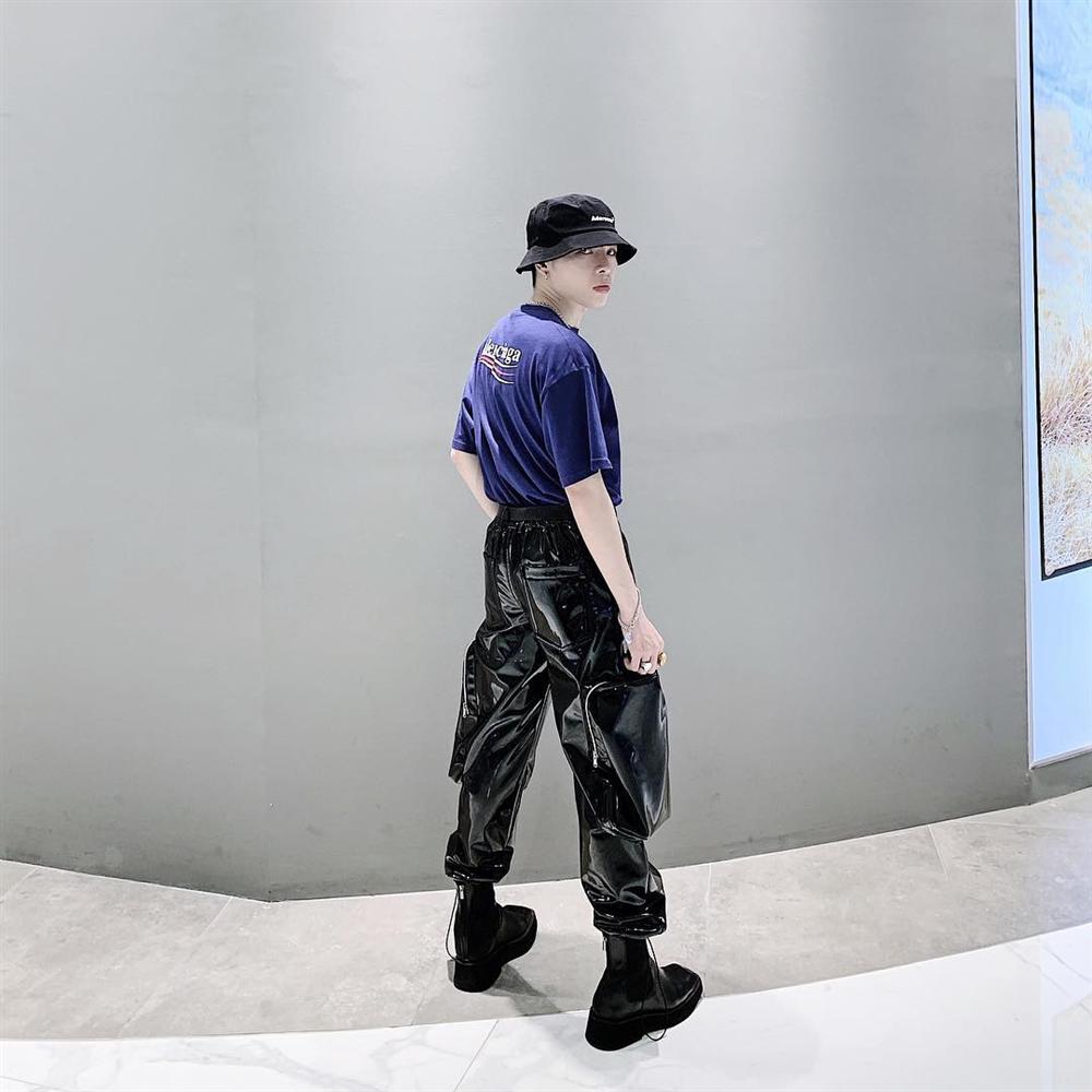 Khoe street style mà Thúy Vi ăn mặc mát mẻ như đi biển, Đức Phúc trưng đồ hiệu mà như diện túi nilon đựng rác-2