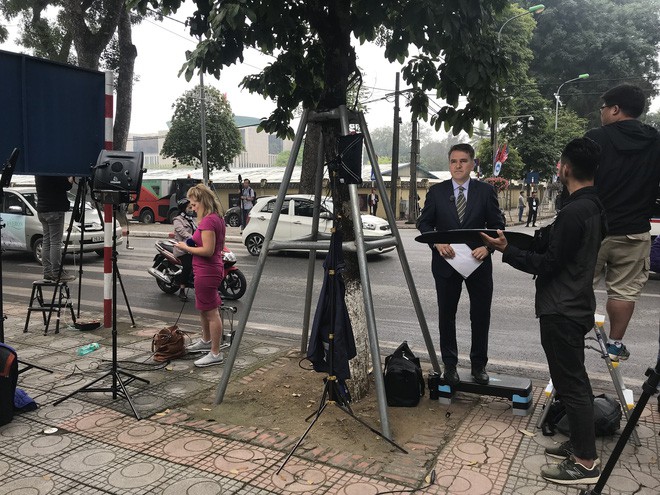 Độc đáo những trường quay siêu thực của phóng viên quốc tế tại kì thượng đỉnh Mỹ-Triều-1