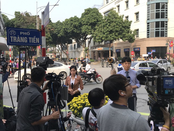 Độc đáo những trường quay siêu thực của phóng viên quốc tế tại kì thượng đỉnh Mỹ-Triều-8