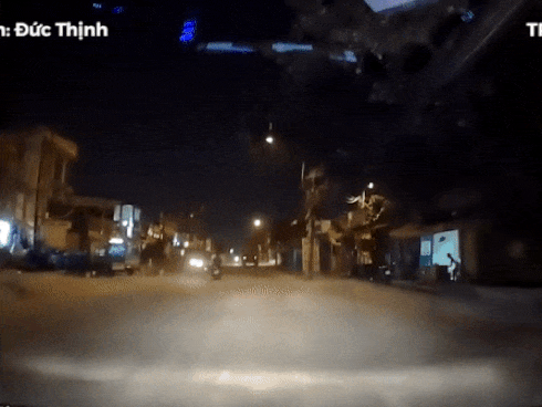 Xe máy vấp ổ gà đâm thẳng vào ôtô trên đường-1