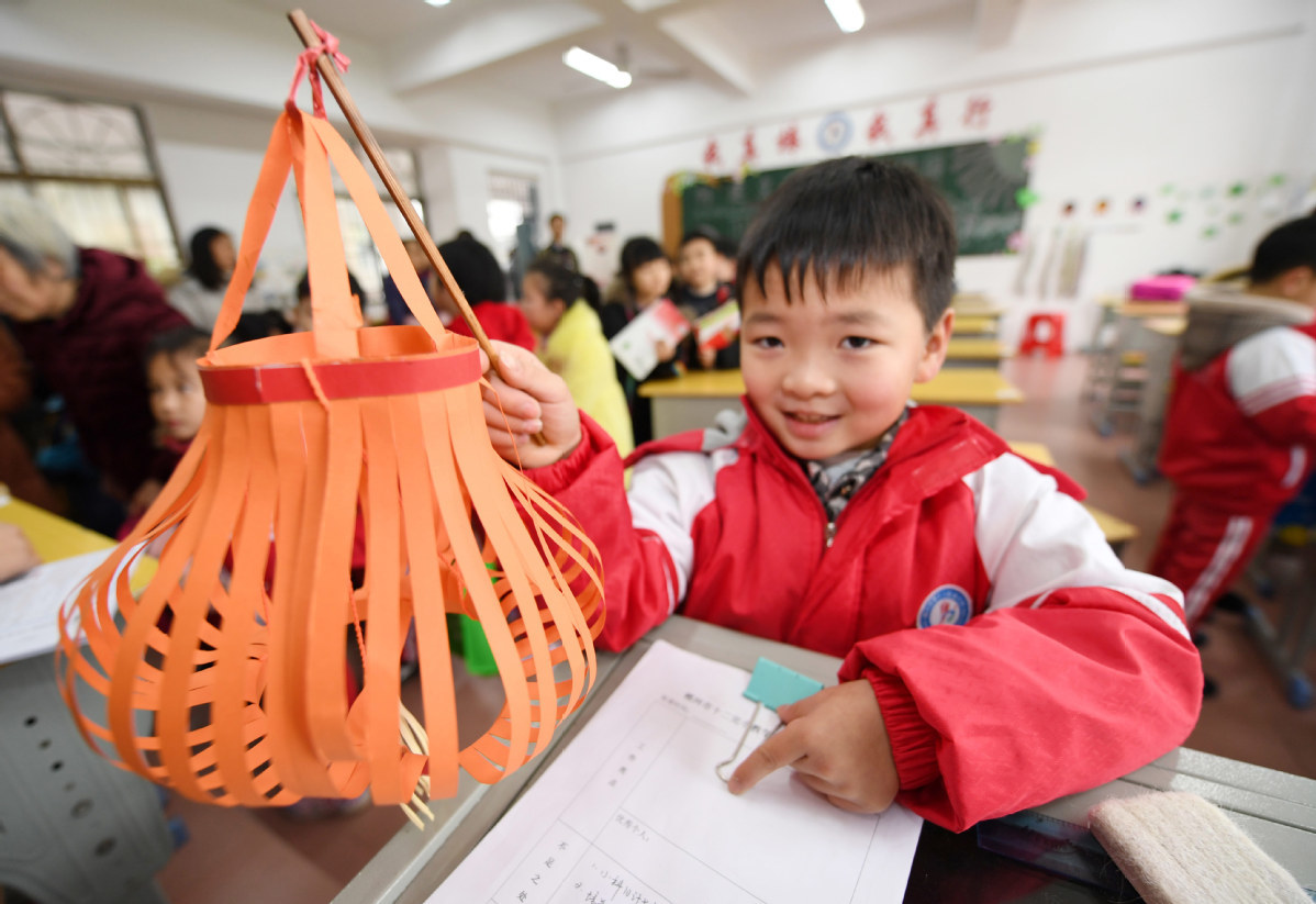 Bài tập về nhà bị kêu khó, phụ huynh đua nhau làm thay con-1