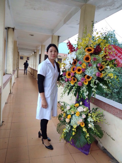 Bức ảnh con gái chụp mẹ là bác sĩ sản khoa bị ngất nằm truyền nước dưới đất sau ca mổ khiến dân mạng cay mắt-2