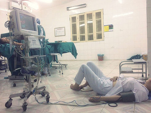 Chưa hỏi kỹ đã vội vàng mổ lấy con cho người phụ nữ mang thai 8 tháng bị tai nạn xe, bác sĩ choáng váng khi nhìn vào bên trong tử cung-4