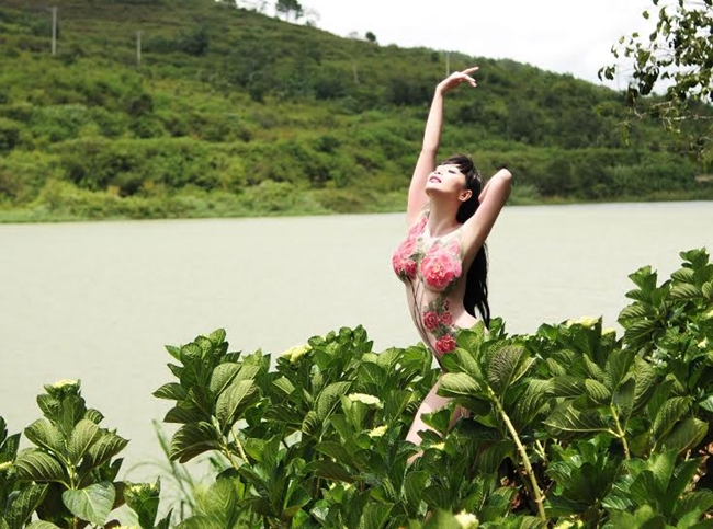 Nữ ca sĩ vẽ body painting sexy, lấy chồng hơn 8 tuổi giờ ra sao?-2