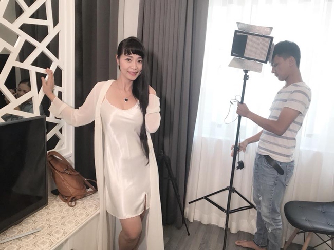 Nữ ca sĩ vẽ body painting sexy, lấy chồng hơn 8 tuổi giờ ra sao?-16