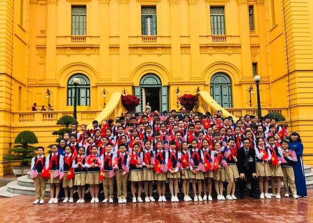 Ngôi trường có 100 học sinh đón Tổng thống Donald Trump-2