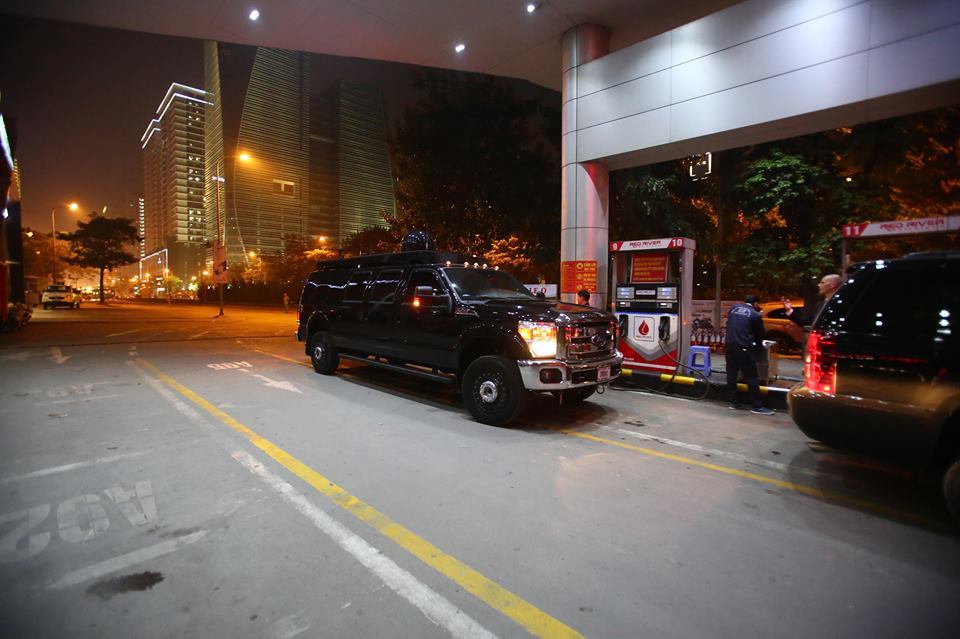 Xe Quái thú của ông Trump đổ xăng sau khi rời khách sạn Metropole-1